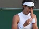 La tenista espa&ntilde;ola Garbi&ntilde;e Muguruza reacciona con tristeza por su derrota ante la belga Alison Van Uytvanck.