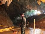 Personal militar tailand&eacute;s en el interior de la cueva de Tham Luang, donde quedaron atrapados 12 ni&ntilde;os y su entrenador.
