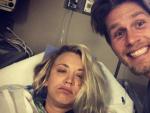 Kaley Cuoco, durante su luna de miel en el hospital junto a su marido, Karl Cook.