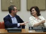 La vicepresidenta del Gobierno, Carmen Calvo, y el vicesecretario general del PP, Javier Maroto, durante su comparecencia en la comisi&oacute;n de igualdad.
