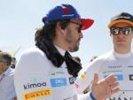 Fernando Alonso y Stoffel Vandoorne conversan antes de una carrera en julio de 2018.