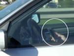 Un conductor es cazado al volante y mirando a la vez el tel&eacute;fono m&oacute;vil.