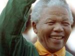 Nelson Mandela, vestido con los colores de la selecci&oacute;n de rugby de Sud&aacute;frica, saluda al p&uacute;blico en el estadio Ellis Park durante la disputa del Mundial de Rugby de 1995.