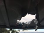 Agujero en el techo de un barco de la compa&ntilde;&iacute;a Lava Boat Tour causado por una 'bomba de lava', cerca de la costa sur de la isla de Haw&aacute;i (EE UU).