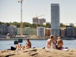 Personas toman un ba&ntilde;o en el centro de Estocolmo (Suecia) durante un d&iacute;a soleado de verano. El Instituto Meteorol&oacute;gico de Suecia (SMHI) ha declarado el nivel 2 de alerta por altas temperaturas en varias partes del pa&iacute;s.
