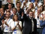 El expresidente del Gobierno Mariano Rajoy, junto a la exministra de Defensa Mar&iacute;a Dolores de Cospedal, a su llegada al Congreso Nacional del Partido Popular.