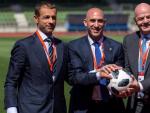 Los presidentes Aleksander Ceferin (UEFA), Luis Rubiales (RFEF) y Gianni Infantino (FIFA), antes de la Asamblea General de la RFEF.