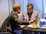 Elton John y el pr&iacute;ncipe Harry charlan en la conferencia contra el sida de &Aacute;msterdam.