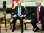 El presidente de la Comisi&oacute;n Europea, Jean-Claude Juncker, y el presidente estadounidense, Donald Trump, en el Despacho Oval de la Casa Blanca.
