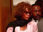Whitney Houston, en 2003, asiste al juicio a su (entonces) marido Bobby Brown, que hab&iacute;a sido arrestado por violar la libertad condicional. A Brown, por aquel entonces, se le orden&oacute; someterse a un examen m&eacute;dico para evaluar su adicci&oacute;n a las drogas.