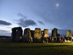 Centenares de personas se congregan en el conjunto megal&iacute;tico de Stonehenge, situado en el suroeste de Inglaterra, para celebrar el solsticio de invierno.