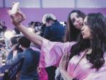 La modelo Irina Shayk se hace un selfie durante un desfile de Victoria's Secret.