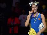Carolina Mar&iacute;n muerde la medalla de campeona del mundo al estilo de su &iacute;dolo Rafa Nadal.