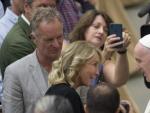 El m&uacute;sico Sting y su esposa, la actriz Trudie Styler, reciben el saludo del papa en el Vaticano.