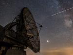 Las Perseidas cruzan el cielo sobre uno de los radares del Instituto Astron&oacute;mico de la Academia de Ciencias de la Rep&uacute;blica Checa, en la localidad de Ondrejov.