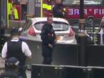 La polic&iacute;a vigila el coche que se ha empotrado contra el Parlamento brit&aacute;nico en Londres.