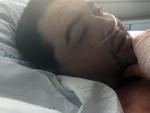 El joven Te&oacute;filo Rodr&iacute;guez postrado en una cama del Hospital de Manises.