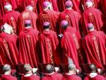 Arzobispos durante una ceremonia en el Vaticano.