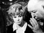 Barbara Harris con Alfred Hitchcock en una escena del rodaje de 'Family Plot'.