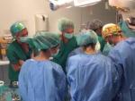 Cirujanas de la UCI Neonatal del Hospital Parc Taul&iacute; de Sabadell en plena operaci&oacute;n de un beb&eacute; prematuro.