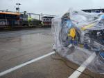 La moto de Thomas Luthi, cubierta bajo la lluvia en Silverstone.