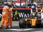 Fernando Alonso se baja de su McLaren accidentado en Spa.