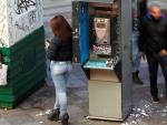 Una mujer ejerce la prostituci&oacute;n en la calle Montera de Madrid, uno de los puntos rojos de esta actividad en la capital.