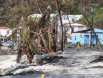 Un vecino de Tortola camina por una calle devastada tras el paso del hurac&aacute;n Maria, en las Islas V&iacute;rgenes Brit&aacute;nicas.
