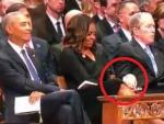 Momento en el que George Bush pasa un acaramelo a Michelle Obama en el funeral de John McCain.