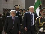 El presidente palestino, Mahmud Ab&aacute;s, y su hom&oacute;logo estadounidense, Donald Trump, en Cisjordania.