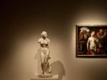 Dos de la obras de la exposici&oacute;n 'La invenci&oacute;n del cuerpo' en el Museo Nacional de Escultura con sede en Valladolid.