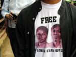 Un periodista a la peurta del juzgado con una camiseta que pide la liberaci&oacute;n de Wa Lone y Kyaw Soe Oo .