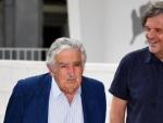 El cineasta Emir Kusturica y el expresidente uruguayo Jos&eacute; Mujica, en el Festival de Venecia.