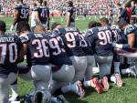 Fotograf&iacute;a de archivo del 24 de septiembre de 2017 que muestra a los jugadores del New England Patriots postrados de rodillas durante el himno.
