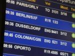 Panel de salidas del aeropuerto del Prat con la indicaci&oacute;n de que un vuelo a Berl&iacute;n de Ryanair ha sido cancelado.