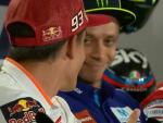 Marc M&aacute;rquez le tiende la mano a Valentino Rossi en la rueda de prensa del GP de San Marino.