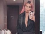 La polifac&eacute;tica Kim Kardashian se hace un selfie con su m&oacute;vil en la habitaci&oacute;n de un hotel.