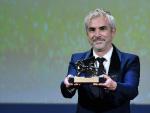 El cineasta mexicano Alfonso Cuar&oacute;n, al recoger el Le&oacute;n de Oro por su pel&iacute;cula 'Roma'.