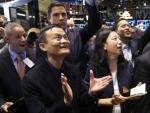 El fundador y director ejecutivo de Alibaba, Jack Ma, aplaude tras hacer sonar la campana ceremonial de la Bolsa de Nueva York.