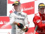 El piloto de F&oacute;rmula 1 Fernando Alonso celebra su victoria junto Michael Schumacher, que qued&oacute; tercero, en el GP de Europa celebrado en junio de 2012
