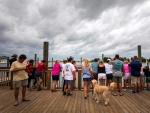 Un grupo de personas observa el cielo en Wilmington, Carolina del Norte (EE UU), en espera de la llegada del hurac&aacute;n Florence.