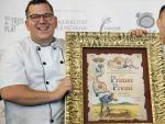 Los cocineros Raul Magraner (d) y su hijo Jordi, del restaurante Bon Aire de El Palmar, reciben el galard&oacute;n tras ganar la 58 edici&oacute;n del Concurso Internacional de Paella de Sueca (Valencia).