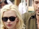 Scarlett Johansson, con Javier Bardem en el rodaje de 'Vicky Cristina Barcelona', en 2007 en la ciudad condal.