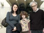 El directo de cine Woody Allen, su mujer Soon Yi y sus hijas Bechet y Manzie durante un viaje a Barcelona en 2010.