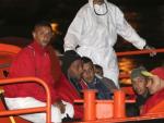 Rescatados 38 inmigrantes a bordo de dos pateras interceptadas en aguas de Almer&iacute;a.