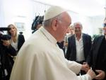 El papa Francisco y Bono, el cantante de U2, posan ante los fot&oacute;grafos.