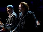 El cantante de la banda irlandesa U2, Bono, y el guitarrista, The Edge, durante el primero de sus dos conciertos en el WiZink Center, en Madrid, dentro de su gira 'Experience + Innocence Tour'.