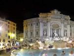 Una imagen de la Fontana di Trevi de noche.