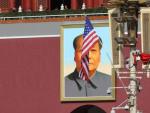 Una bandera de EE UU ondea en la plaza de Tiananm&eacute;n de Pek&iacute;n frente a un retrato de Mao Zedong.