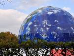 Un globo gigante con la forma de la Tierra sobre la Cumbre del Clima, la COP 23, en Bonn (Alemania).